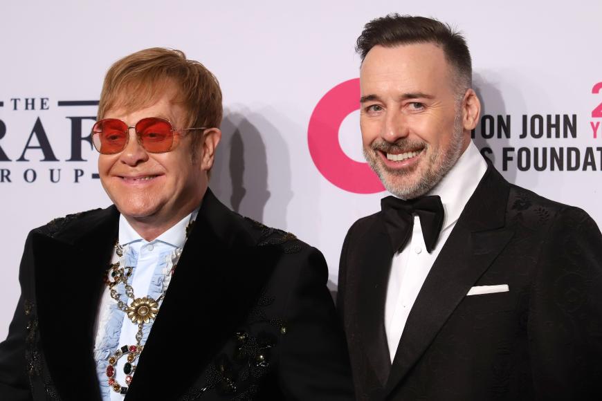 Der Sänger soll so schlecht hören können, dass Ehemann David Furnish bei einem Fundraiser für Johns Aids-Stiftung die Fragen der Reporter in Eltons Ohr schreien musste.