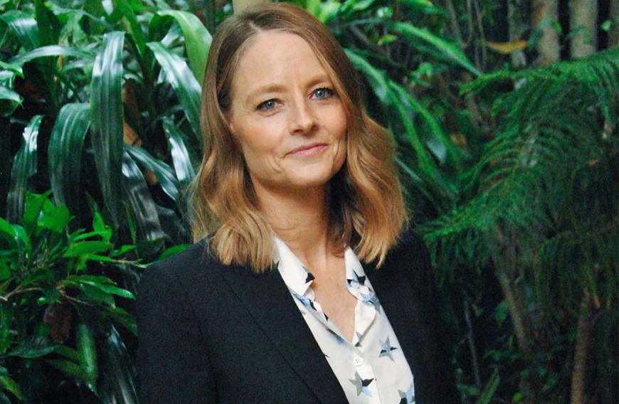 Jodie Foster konnte bereits im zarten Alter von drei Jahren fließend lesen. Nach dem Besuch einer französischsprachigen High School durfte sie die Abschlussrede ihres Jahrgangs halten. Die Schauspielerin beherrscht neben Englisch und Französisch weitere Sprachen fließend und absolvierte ihr Literatur-Studium mit einem Bachelor of Arts an der Yale Universität - so