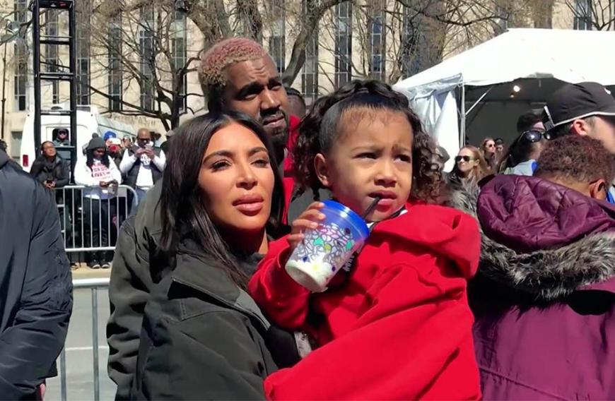 Was Papa Kanye (hinten) wohl zum Schlankheitswahn seiner Gattin sagt?
