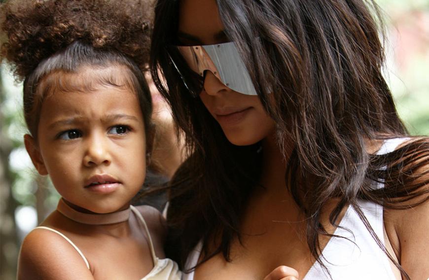 Kim Kardashian wird vorgeworfen, dass sie den Bauch ihrer 5-jährigen Tochter schlanker geschummelt haben soll.