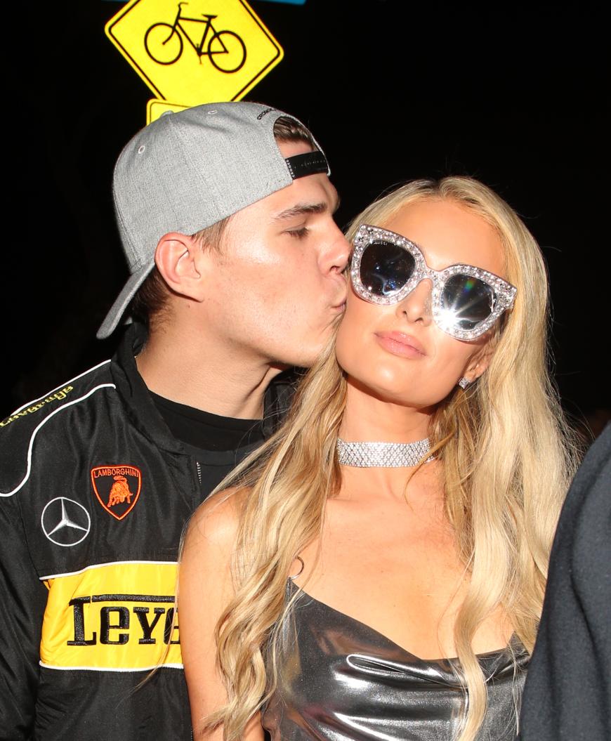 Anfang des Jahres bekam die Kult-Blondine einen Heiratsantrag von Chris, inklusive riesen Verlobungsring.