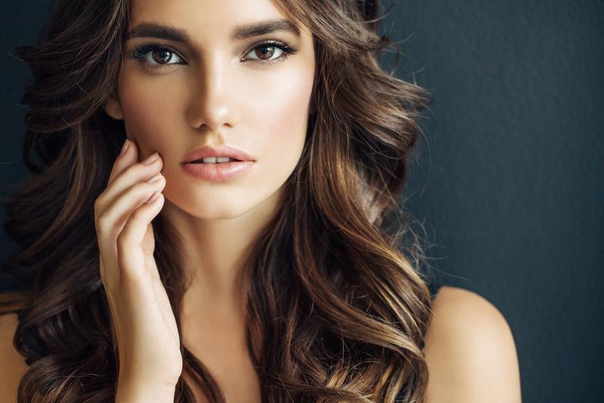 Besonders im Alltag ist ein dezentes Make-up beliebt und wird gern gesehen. 