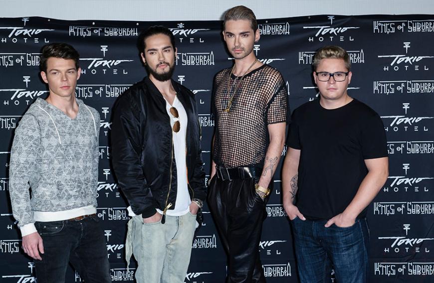 „Ihr habt die beiden Gs auf eurem Poster vergessen“, beschwerte sich kürzlich ein Tokio-Hotel-Fan, als er das offizielle Plakat der kommenden „Melancholic Paradise“-Tour der Band sah. Tatsächlich sind darauf lediglich die Köpfe der Zwillinge Bill und Tom Kaulitz zu sehen! Und diese Two-Man-Show scheint einigen Liebhabern der Band ziemlich übel aufzustoßen.