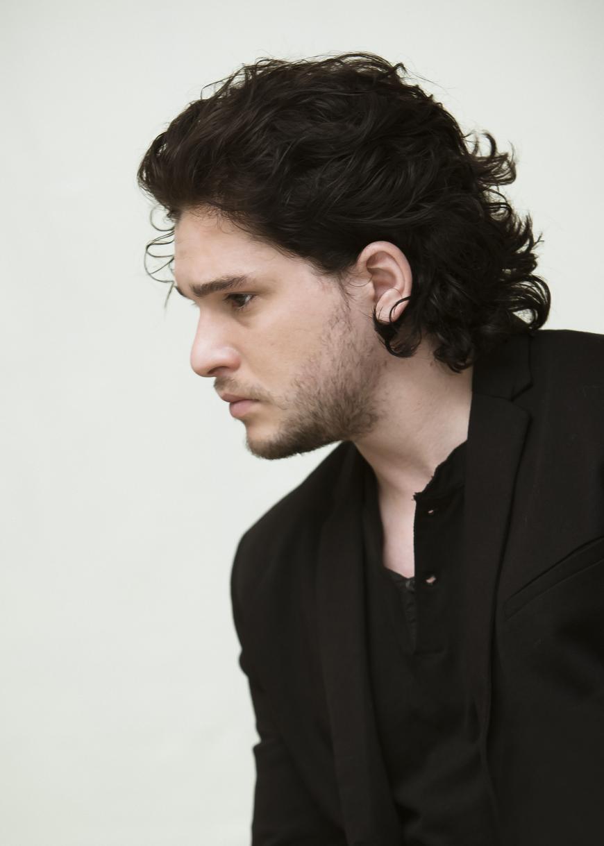 Auf den Fotos ist ein nackter Mann auf einem Hotelbett zu sehen – die Ähnlichkeit zu Kit Harington ist verblüffend. Einige Fans zweifeln dennoch an der Echtheit.