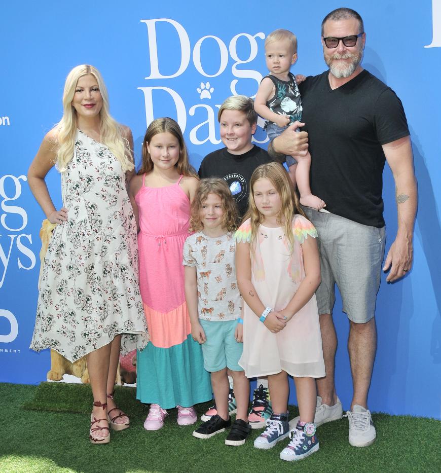 Tori Spelling behauptete, dass sie gemeinsam mit ihrem Ehemann Dean McDermott und den fünf Kindern vor den Flammen fliehen mussten.