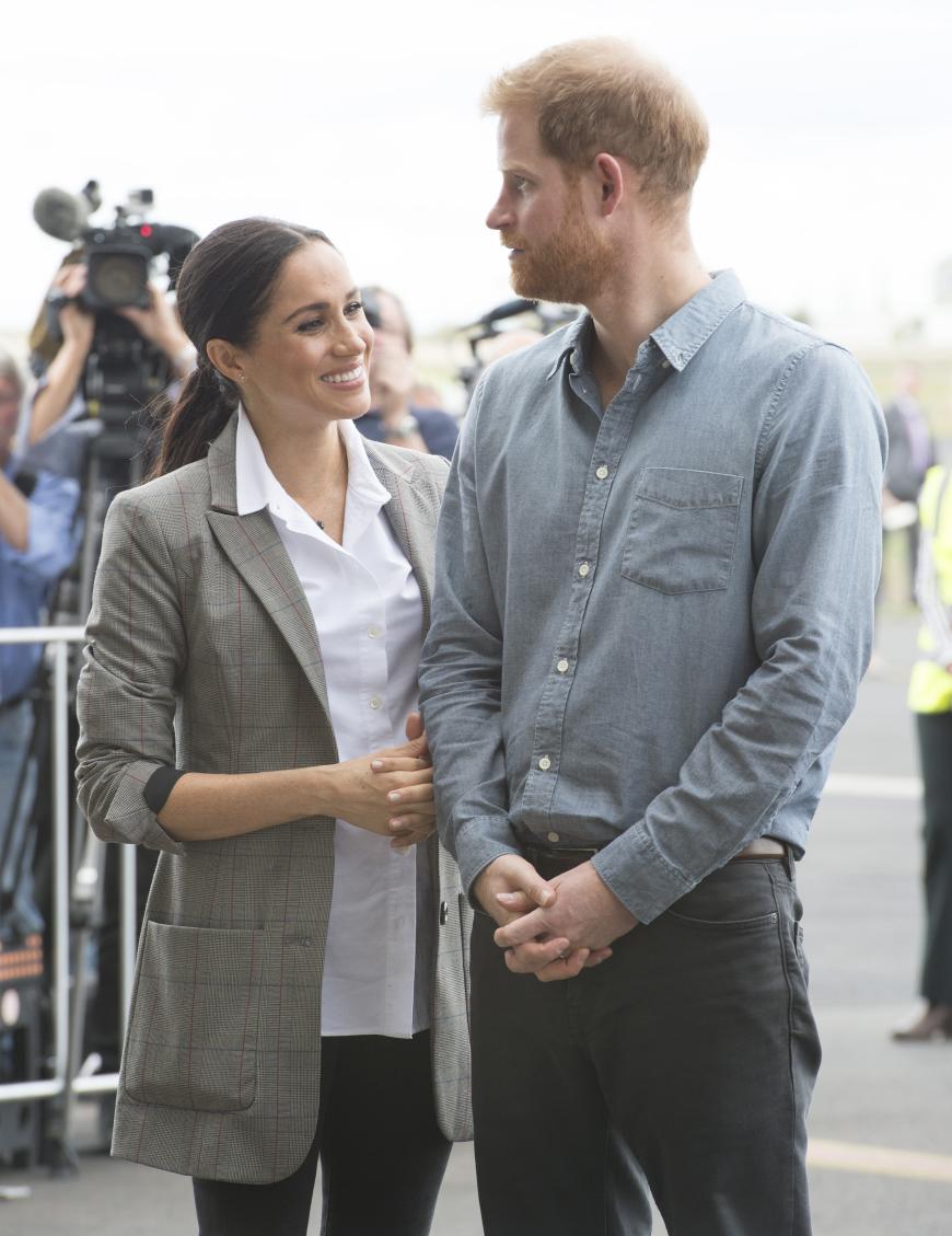 Und Prinz Harry scheint sich voll und ganz um seine schwangere Frau zu kümmern.