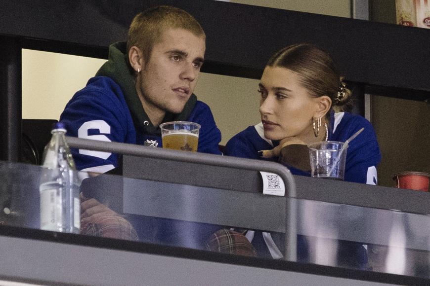Justin und Hailey sind seit Mitte September Mann und Frau. Nach ihrer gemeinsamen Thanksgiving-Sause gönnen sich die Verliebten eine Auszeit beim Eishockeyspiel Philadelphia Flyers vs. Toronto Maple Leafs in Toronto.