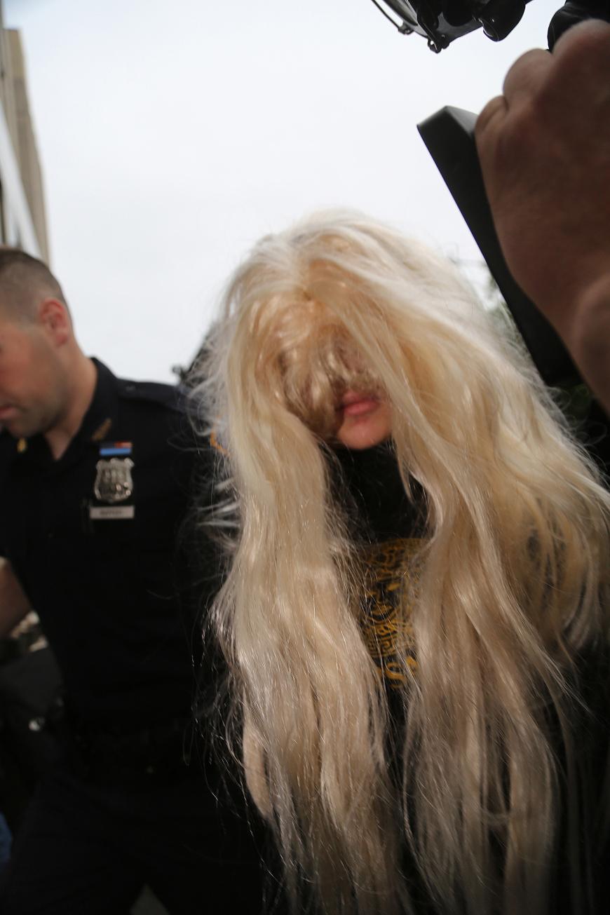 Mit Auftritten wie diesem in New York 2013 sorgte Amanda Bynes für Kopfschütteln. Nachdem sie eine Bong geklaut hatte, musste die Schauspielerin vor Gericht.