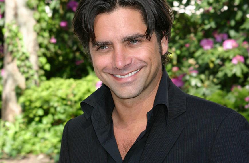 John Stamos stand kurz vor seinem 18. Geburtstag, als er sein erstes Mal mit einer Bekannten, die fünf bis sieben Jahre älter ist als er, hatte. Laut dem