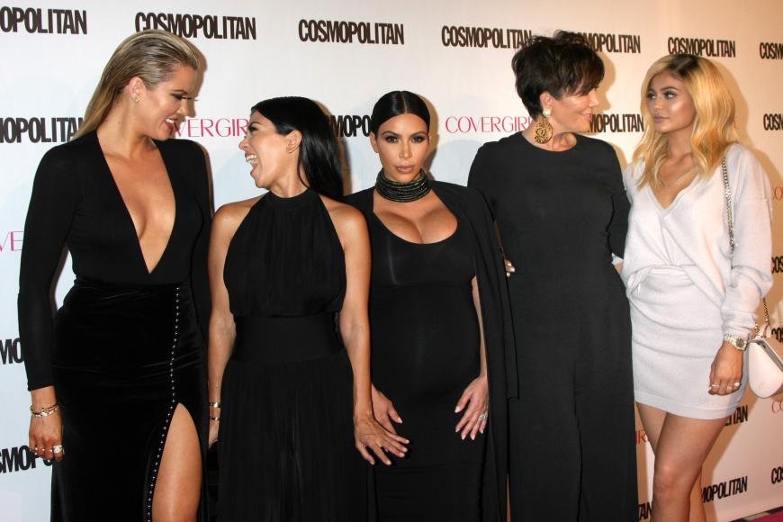 Vor allem Familienoberhaupt Kris Jenner unterstützt ihre Kinder so weit es geht. Von links: Khloé, Kourtney und Kim Kardashian, Kris und Kylie Jenner.