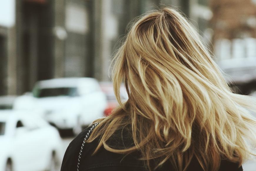 Es gibt ein paar einfache Tricks gegen die abstehenden Haare.