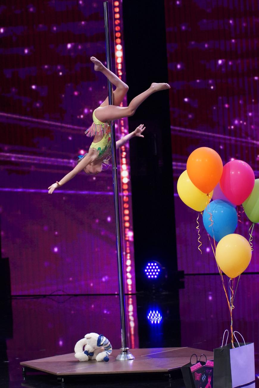 ... die Kleine gab bei der Castingshow ihre Poledance-Künste zum Besten.