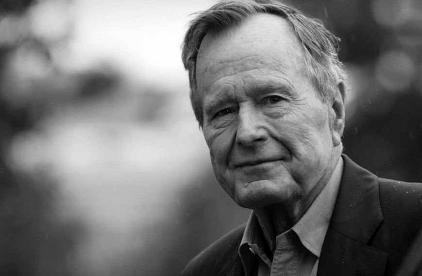 Der frühere US-Präsident George H. W. Bush ist im Alter von 94 Jahren gestorben. Das teilte ein Sprecher der Familie auf Twitter mit. Der Republikaner war von 1981 bis 1989 Vizepräsident unter Ronald Reagan und anschließend vier Jahre lang Regierungschef in Washington. Sein Sohn George W. Bush war von 2001 bis 2009 Präsident. Erst im April dieses Jahres war seine Frau Barbara gestorben.