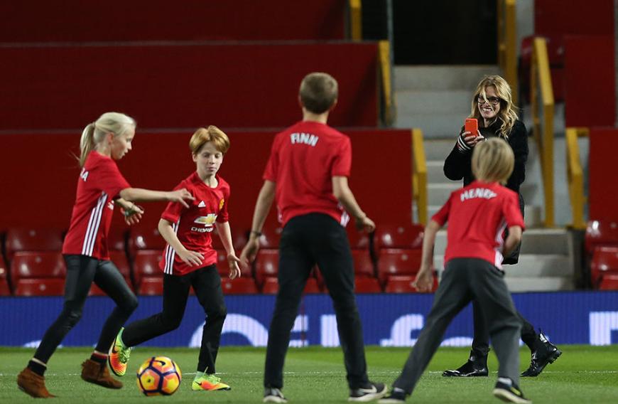 Sie ist der größte Fußball-Fan ihrer Kinder und nimmt bei dessen Spielen auch kein Blatt vor den Mund.