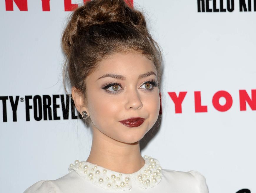 Für die Schauspielerin ist der Tod ihres Cousins nicht der erste Schicksalsschlag. Sarah Hyland leidet unter einer angeborenen Nieren-Dysplasie und bekam vor sechs Jahre von ihrem Vater eine Spenderniere. Dennoch kämpft sie nach wie vor mit gesundheitlichen Problemen.