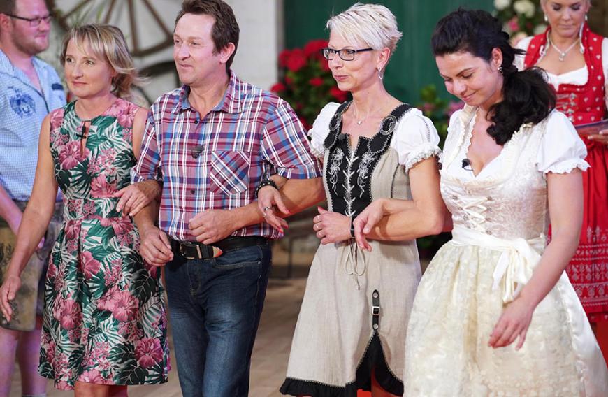 Am Anfang sah alles ganz anders aus! Bernhard entschied sich nach dem Scheunenfest für Annett (2.v.r.) und Lena (r.) ging leer aus.