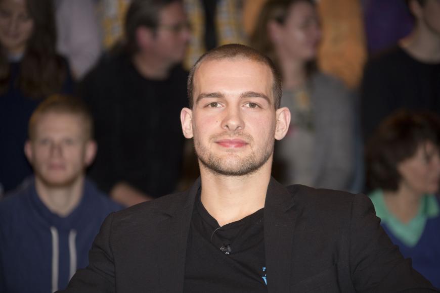 Bei „GZSZ” spielt Eric Stehfest die Rolle des DJs „Chris Lehmann“.