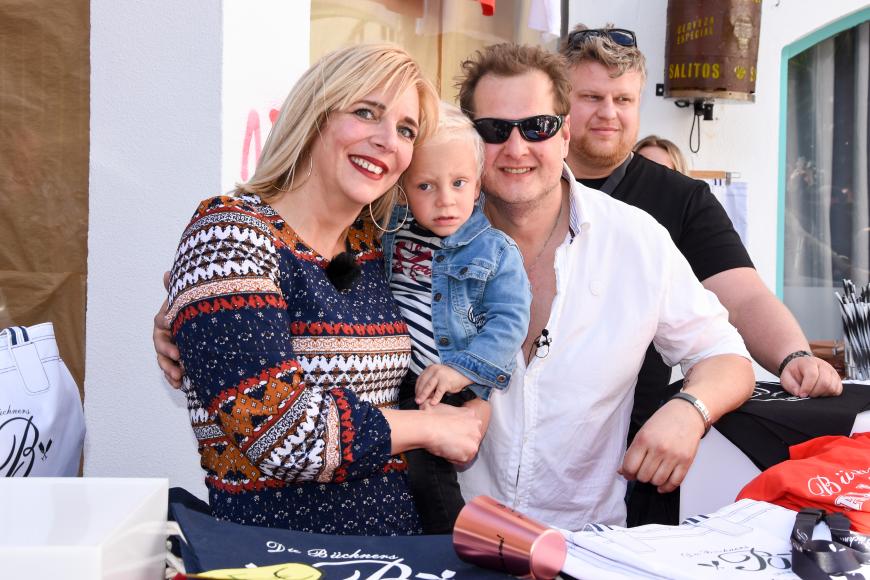 Ihren Kindern erzähle Daniela, dass Jens nun die Sonne sei. Auf dem Bild hat sie Söhnchen Diego Armani auf dem Arm.
