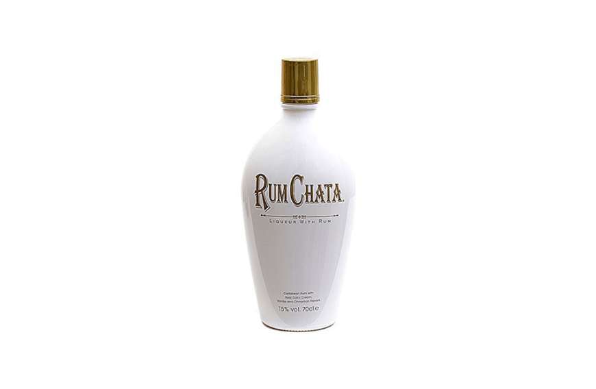 Der Cremelikör RumChata ist ein echter Allrounder: ob auf Eis, gerührt, geschüttelt oder gerne auch gebacken. Ob pur, in einer Vielzahl von Minis, in Longdrinks, Cocktails, Martinis, Kaffeespezialitäten oder – auch wahnsinnig lecker – in Desserts! Mit Aromen von Sahne, Vanille und Zimt. Hier für ca. 17 Euro shoppen.