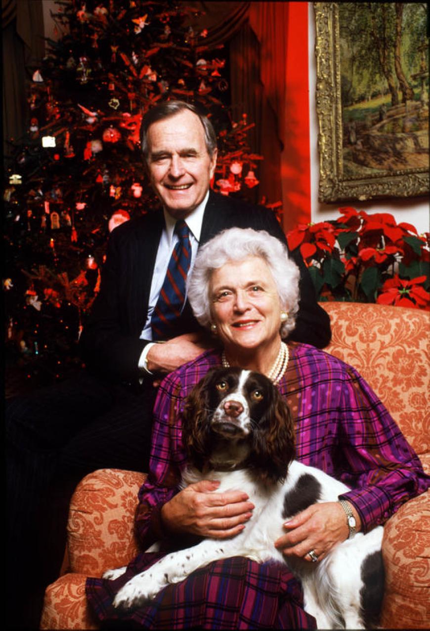 Bush war immer ein Hundefreund. Das Bild von 1987 zeigt ihn zusammen mit seiner Frau Barbara und Hund Millie.