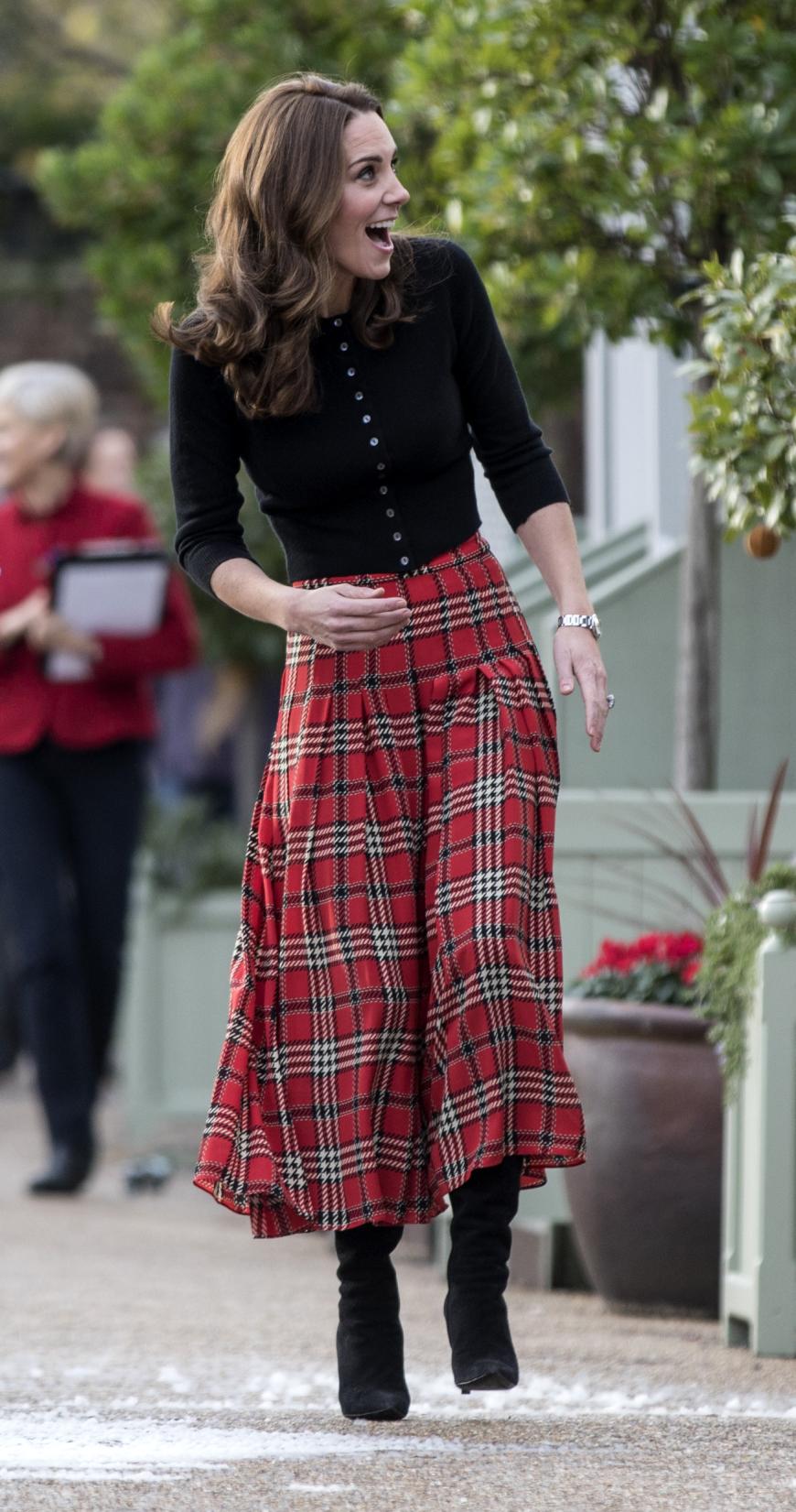 Bei diesem tollen Lachen kann man doch nur gute Laune bekommen – dazu sieht Herzogin Kate auch noch richtig toll aus. In ihrem XXL-Karo-Rock wirkt sie total verspielt. Dazu kombiniert sie einen schwarzen Cardigan und bringt die nötige Eleganz in den Look. Kate kann eben alles tragen.