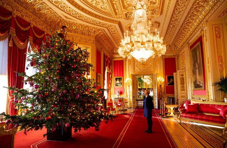 Ein viereinhalb Meter hoher Tannenbaum schmückt den spektakulären Salon des Windsor Castles.