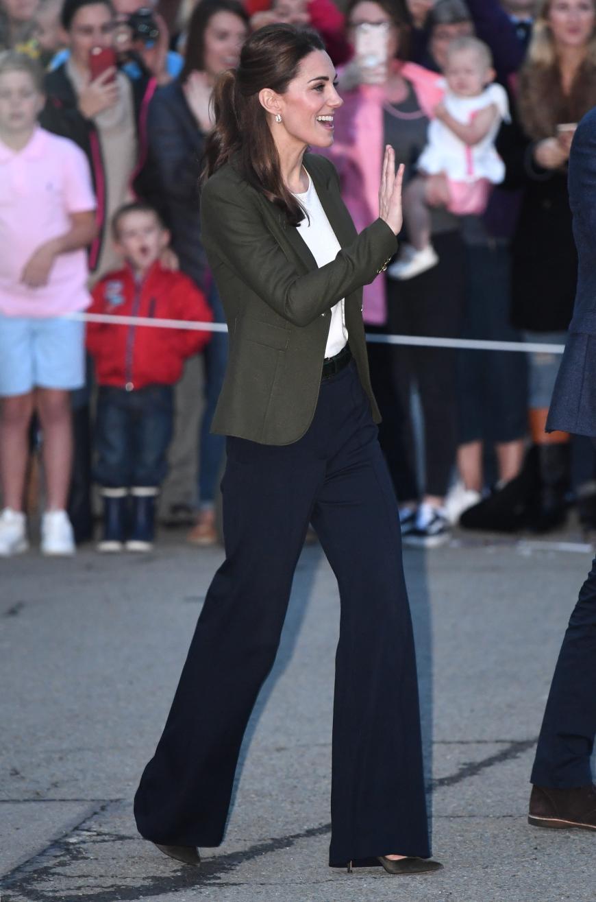 Hier greift Kate zu einer weiten Hose. Will sie ihre dünnen Beine verstecken?