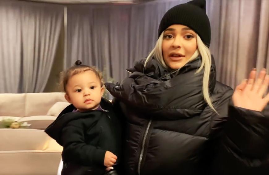 Kylie Jenner steht scharf in der Kritik. Angeblich soll sie ihre Tochter dazu nutzen, um noch mehr Geld zu verdienen.