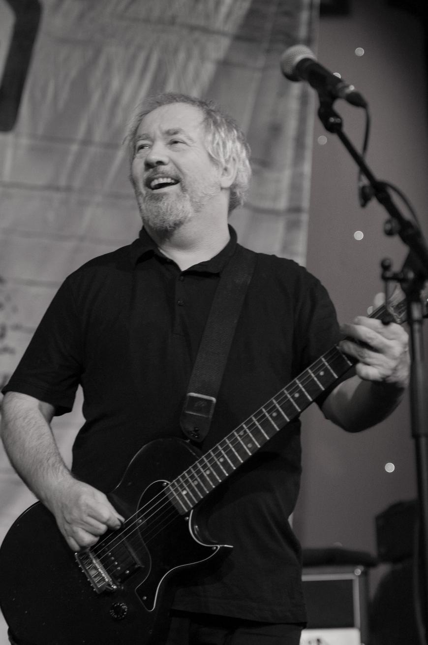 Traurige Nachrichten! Mit seiner Band Buzzcocks prägte Pete Shelley die englische Punkszene. Nun ist er völlig unerwartet im Alter von nur 63 Jahren gestorben. Sein Management bestätigte das Ableben des Musikers gegenüber BBC und offenbarte, dass Pete am 6. Dezember an den Folgen eines Herzinfarktes starb.