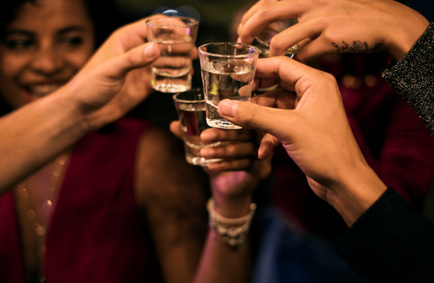 Cheers! Wir haben die besten Anti-Kater-Tipps für dich.