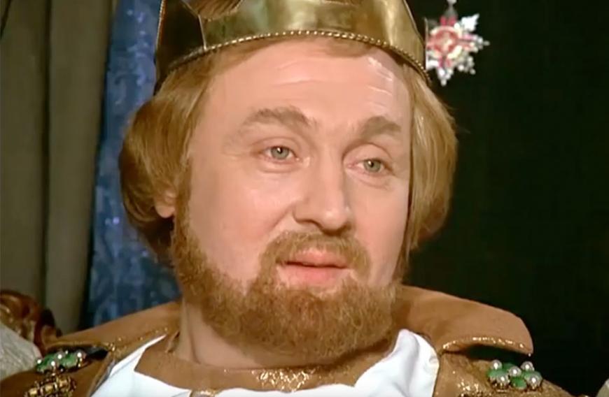 Als König, der seinen aufmüpfigen Jungen endlich unter die Haube bekommen will, spielte sich Rolf Hoppe in die Herzen aller Märchen-Fans. Er war einer der beliebtesten Schauspieler der DDR und gewann nur acht Jahre nach