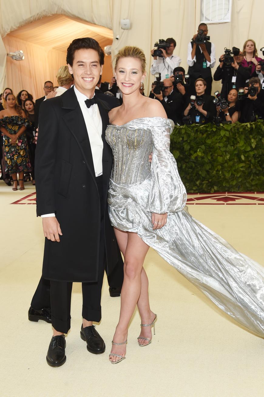Ein Glück für die hübsche Blondine! Am Set lernte sie nämlich ihren Freund Cole Sprouse kennen und lieben. Die beiden machten ihre Liebe im Mai 2018 öffentlich.