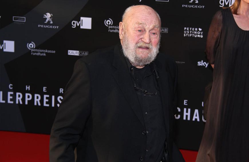 Rolf Hoppe ist am 14. November 2018 im Alter von 87 Jahren in seiner Wahlheimat Dresden verstorben. Er hinterlässt einen bleibenden Eindruck in der Film- und Theaterwelt Deutschlands, füllte mehr als 400 Rollen. Außerdem war er es, der seiner Theaterkollegin die Rolle der Königin verschaffte ...