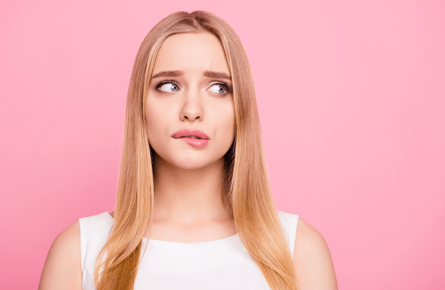 Trockene, rissige, brennende Lippen: Das Problem kennt wohl jeder in der kalten Jahreszeit. Doch eigentlich ist es gar nicht so schwer vorzubeugen. Mit ein paar Tipps gehören spröde Lippen endlich der Vergangenheit an!