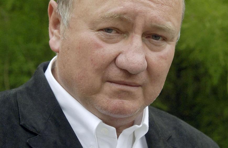 Vítězslav wollte ursprünglich Jura studieren, doch da sein Vater in den Sechzigerjahren wegen Hochverrats im Gefängnis saß, musste er diesen Traum aufgeben und widmete sich der Schauspielkunst. Zwischen 2005 und 2013 gelang es ihm jedoch, Mitglied der tschechischen Regierung zu werden. Zeitweise war er sogar als Kulturminsiter Tschechiens tätig - so das
