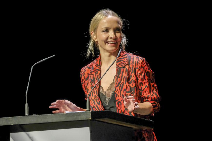 Janin Ullmanns Auftritt nur einen Tag später dürfte für viele unerwartet gekommen sein. Schließlich zeigte sich die Blondine ungewöhnlich schnell nach der Verkündung der Trennung wieder in der Öffentlichkeit und wirkte ziemlich glücklich.