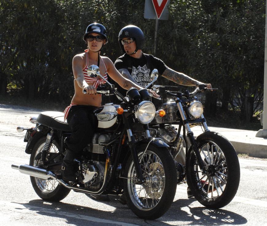 Übertreibt es Carey Hart mit dem Extremsport? Der sportverrückte Papa lässt jedenfalls nichts unversucht, seinen Sohnemann zum Adrenalin-Junkie heranzuziehen.