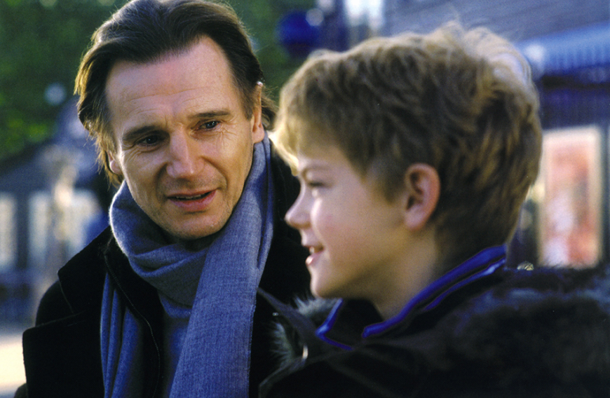 Daniel
Nach dem Konzert lernt Sams Vater Daniel (Liam Neeson) Carol, die Mutter eines Mitschülers, kennen und verliebt sich auf den ersten Blick in sie, weil sie Claudia Schiffer ähnelt, für die er schon immer geschwärmt hat – was auf Gegenseitigkeit zu beruhen scheint (die Mutter wird tatsächlich von Claudia Schiffer gespielt).