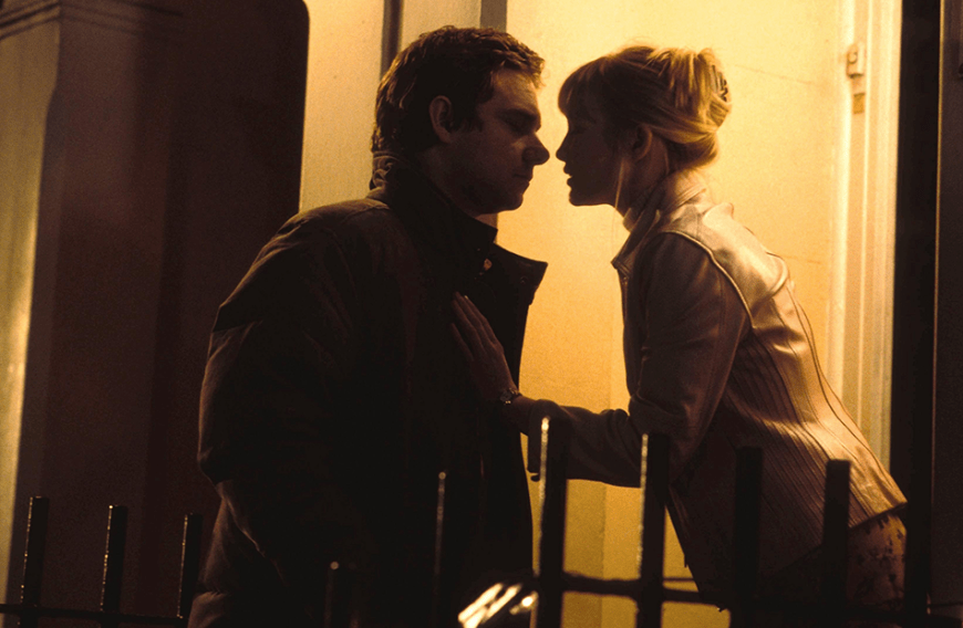 John und Judy
John (Martin Freeman) und Judy (Joanna Page) sind zwei Lichtdoubles bei den Dreharbeiten für einen Pornofilm. Während dieser Arbeit, die mehr und mehr auch nackt gemacht werden muss, kommen sich die beiden näher. Am Weihnachtstag gehen sie gemeinsam aus und finden schließlich zueinander.