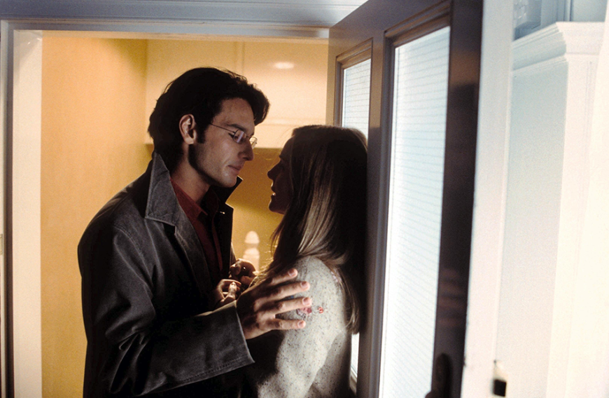 Karl und Sarah
Sarah (Laura Linney) schmachtet seit dem Tag ihres Arbeitsantritts vor über zwei Jahren aus einigem Abstand den gut aussehenden Kollegen Karl (Rodrigo Santoro) an, doch traut sie sich nicht zum entscheidenden Schritt. Die richtige Gelegenheit kommt erst nach der Weihnachtsfeier der Firma auf. Allerdings fühlt sich Sarah letztlich doch zu sehr für ihren psychisch kranken Bruder Michael verantwortlich und gibt ihr erhofftes persönliches Glück mit Karl für den Bruder auf.