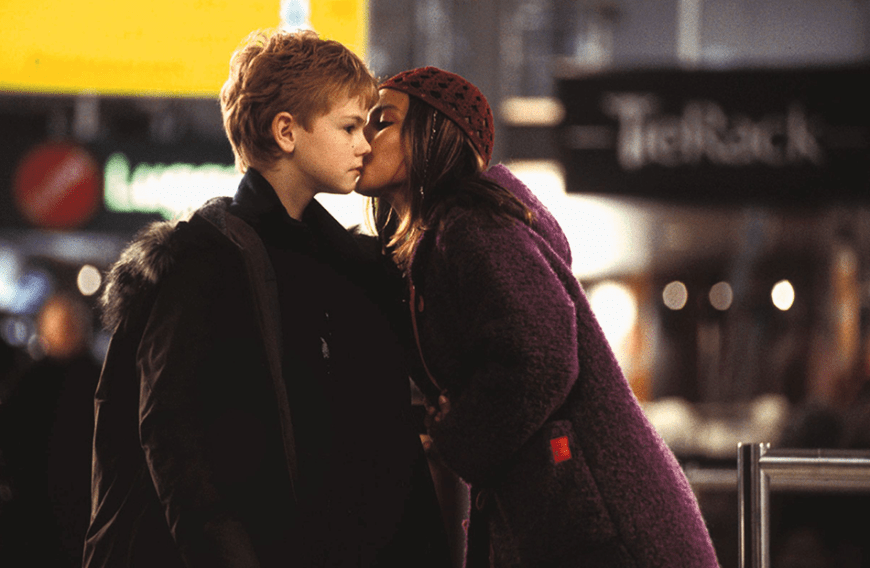Sam und Joanna
Der kleine Sam (Thomas Sangster), der nach dem Krebstod seiner Mutter mit dem Stiefvater Daniel alleine lebt, ist unsterblich in die US-amerikanische Austauschschülerin Joanna (Olivia Sangster) verliebt. Um sie auf sich aufmerksam zu machen, will er in kürzester Zeit Schlagzeug spielen lernen. Dies gelingt ihm und er ist am Weihnachtsabend bei der Feier mit seiner angebeteten Joanna auf der Bühne. Am Ende freunden sich Joanna und Sam tatsächlich an. Im Abspann sieht man, dass Joanna – zumindest zu Besuch – zu ihm zurückkehrt.