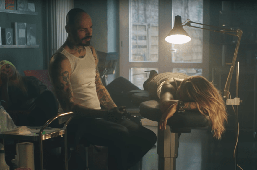 Sophia Thomalla lässt sich ein neues Tattoo stechen ...