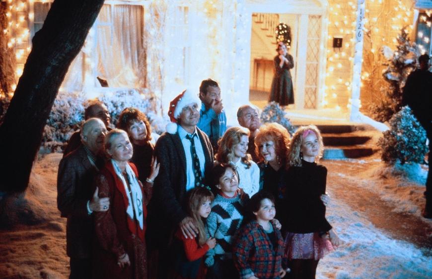 „Schöne Bescherung“
Vivienne Herbst: Oje du fröhliche! Ein Eichhörnchen im Tannenbaum und unangekündigte Verwandtschaft vor der Tür: Clark Griswold und seine Family erleben ein Fest, das vollkommen aus dem Ruder läuft ... Zum Schlapplachen!
Auf DVD oder via Maxdome