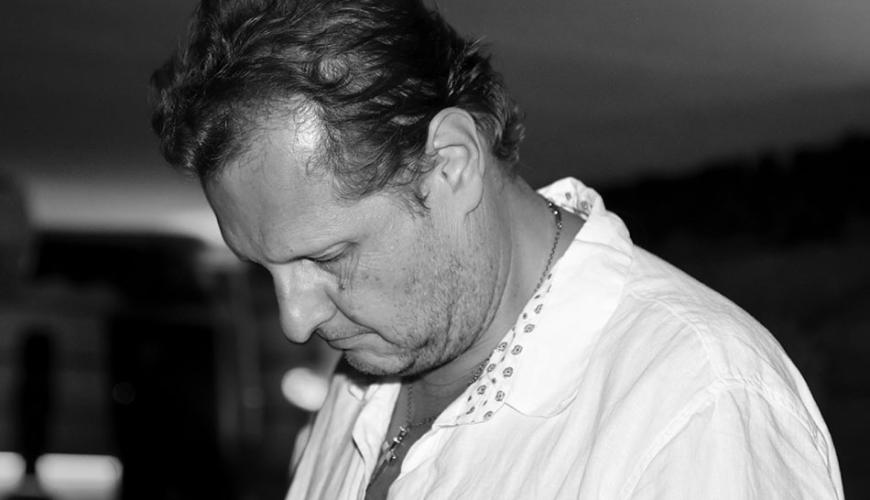 Jens Büchner starb nach kurzem Krankenhausaufenthalt in Anwesenheit seiner Frau Daniela am 17. November im Universitäts-Krankenhaus Son Espases in Palma. Der Malle-Star hatte Lungenkrebs - was er jedoch bis zuletzt vor der Öffentlichkeit geheim hielt. Im Alter von nur 49 Jahren erlag er der schlimmen Krankheit.
Am 23. November wurde Jens Büchners Asche auf einem Friedhof im Osten der Insel bestattet: in Cala Bona, dem Wohnort seiner Patchwork-Familie. Zur Beisetzung wurden nur die engsten Familienmitglieder und Freunde geladen. Jens hatte sich gewünscht, dass seine Trauerfeier eine Abschiedsparty wird - genauso schrill, wie sein Leben war. Und genauso nahmen seine Liebsten Abschied von ihm!