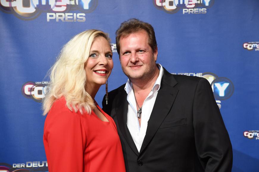 2015 traf Amors Pfeil! Bei einem Stadtfest in Delmenhorst lernte Jens die Dreifachmama Daniela Karabas, heute Büchner, kennen und lieben. Nach ihrem ersten Treffen sollte alles ganz schnell gehen. Die zwei verliebten sich und sie zog mit ihren Kindern Joelina, Volkan und Jada nach Mallorca.