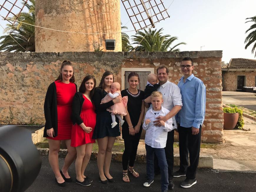 Die Zwillinge machten Jens zum Achtfach-Papa. Denn er hatte bereits die Töchter Jenny (2.v.l.) und Jasmin (3.v.l.) aus einer vorherigen Ehe und Sohn Leon (3.v.r.) aus der Beziehung mit Jenny Matthias sowie die drei Stiefkinder Joelina (l.), Volkan (r.) und Jada (4.v.r). Eine riesige Patchwork-Familie, die Jens über alles liebte.