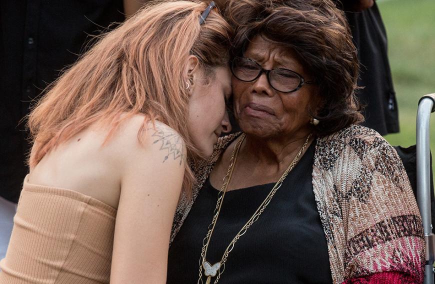 Seit dem Tod von Michael Jackson galt dessen Mutter Katherine als Paris’ engste Bezugsperson - doch die soll von der neuen Beziehung ihrer Enkelin alles andere als begeistert sein.