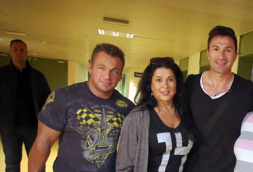 Während zwischen Daniela und ihrer Mutter Iris Klein Funkstille herrschte, traf sich Lucas Cordalis (r.) heimlich mit seiner Schwiegermama und ihrem Mann Peter Klein (l.).