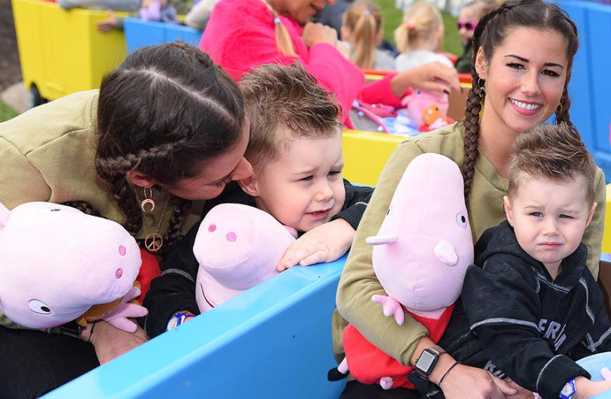 Nicht ohne Alessio: Sarah Lombardi posierte mit ihrem Sohn bei einem Event im Heide Park Resort in Soltau für die Öffentlichkeit.