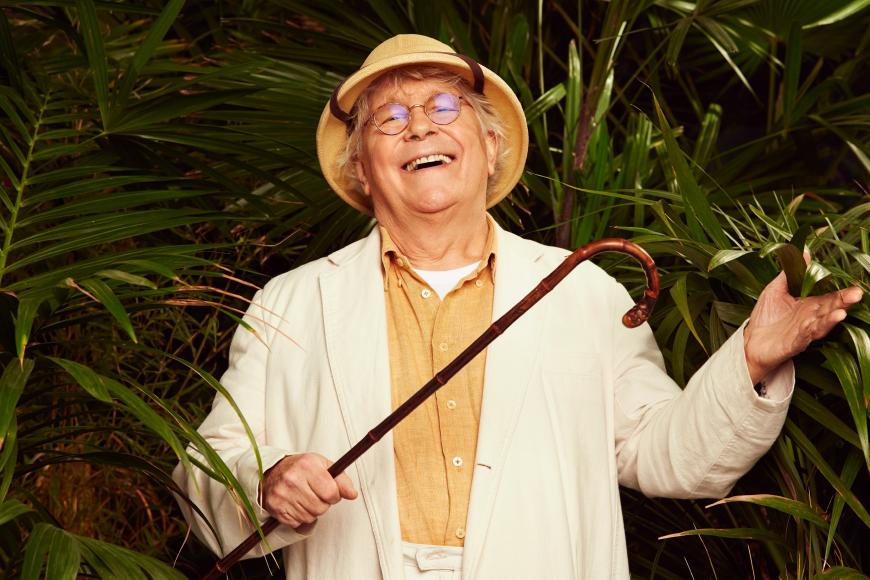 Tommi Piper
Er ist die legendäre Synchronstimme von Alf – und zeigt im Dschungelcamp eine neue Seite von sich. Besonders skurril: Tommi möchte im australischen Outback eine Andacht zu Ehren der ehemaligen Camp-Insassen halten, die nicht mehr unter uns sind: